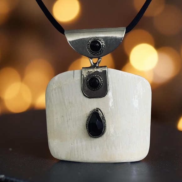 ✨ Large Vintage Bone & Garnet Pendant | Hand-Carved Artisan Heirloom - Picture 5 of 8